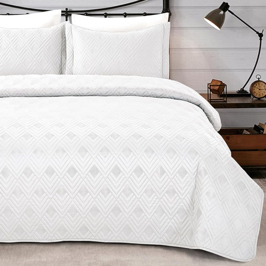 White Diamond Patterned 3 Piece Lightweight Bedding Quilt Set